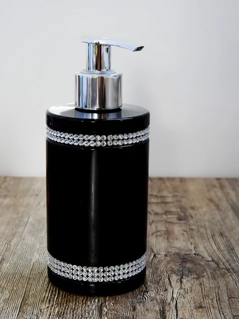 Distributrice de savon liquide noir de marque Tork