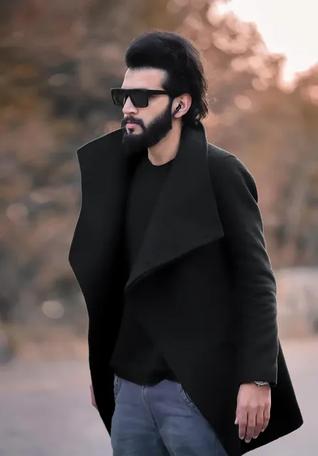Un model qui porte une blouse de laboratoire en polyethylene blanc