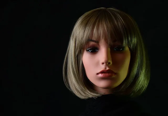 Filet à cheveux brun posé sur une tête de mannequin blanc