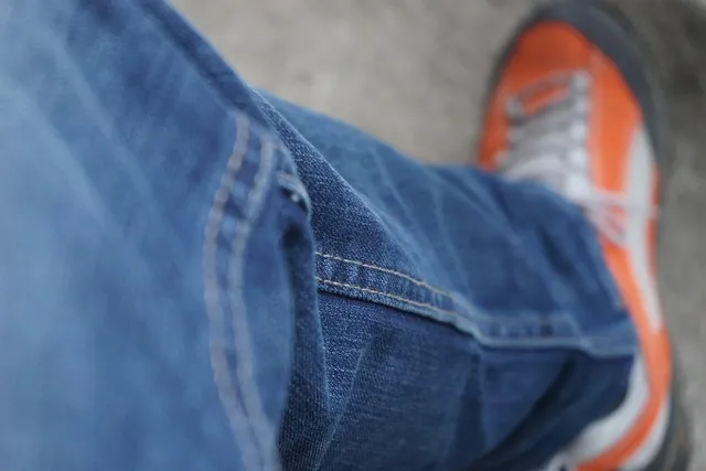 Bas du corps d'un model portant des couvre- chaussures en plastique bleu 