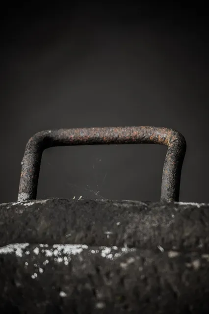 Crampons à toute épreuve sur une paire de souliers de sport noir.