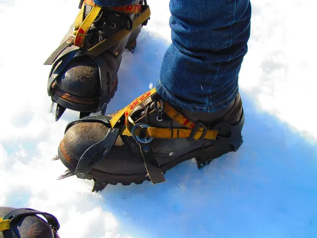 Charger l'image dans la galerie, Botte recouverte de crampons
